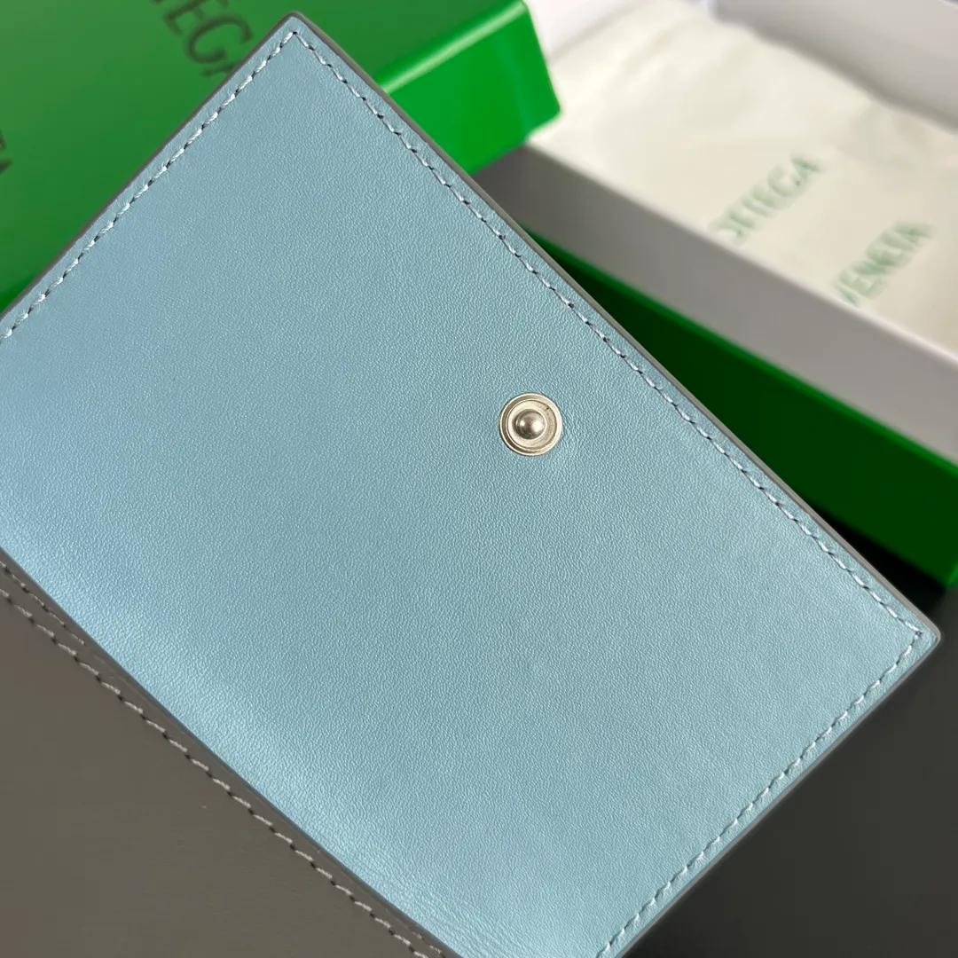 #Bv new large grid woven business card holder. 679849 This large weave is really simple and elegant. It is made of soft cowhide and has fine weaving technology. It opens and closes with a flip-top gold buckle. There is a main card slot inside to hold change/cards and a small card slot to hold 2.3 business cards. It is compact and convenient. It is very suitable to be placed in a small bag for spring and summer. 💕Size 12.5x7.5 p520
